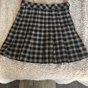 This a plaid black and white skirt from H&M. This is a size 6